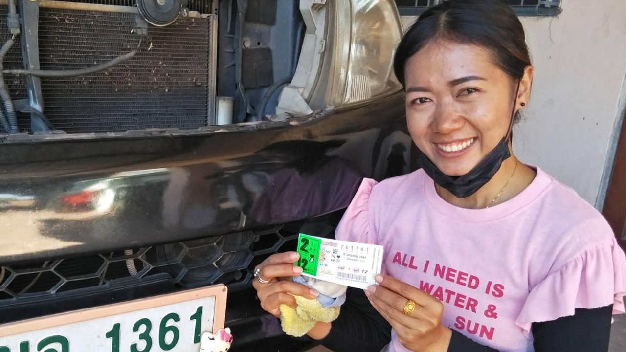 คอหวยส่อง "เลขเด็ด" ทะเบียนรถหมอตำแยจำเป็นทำคลอดน้องสะใภ้กลางสี่แยก