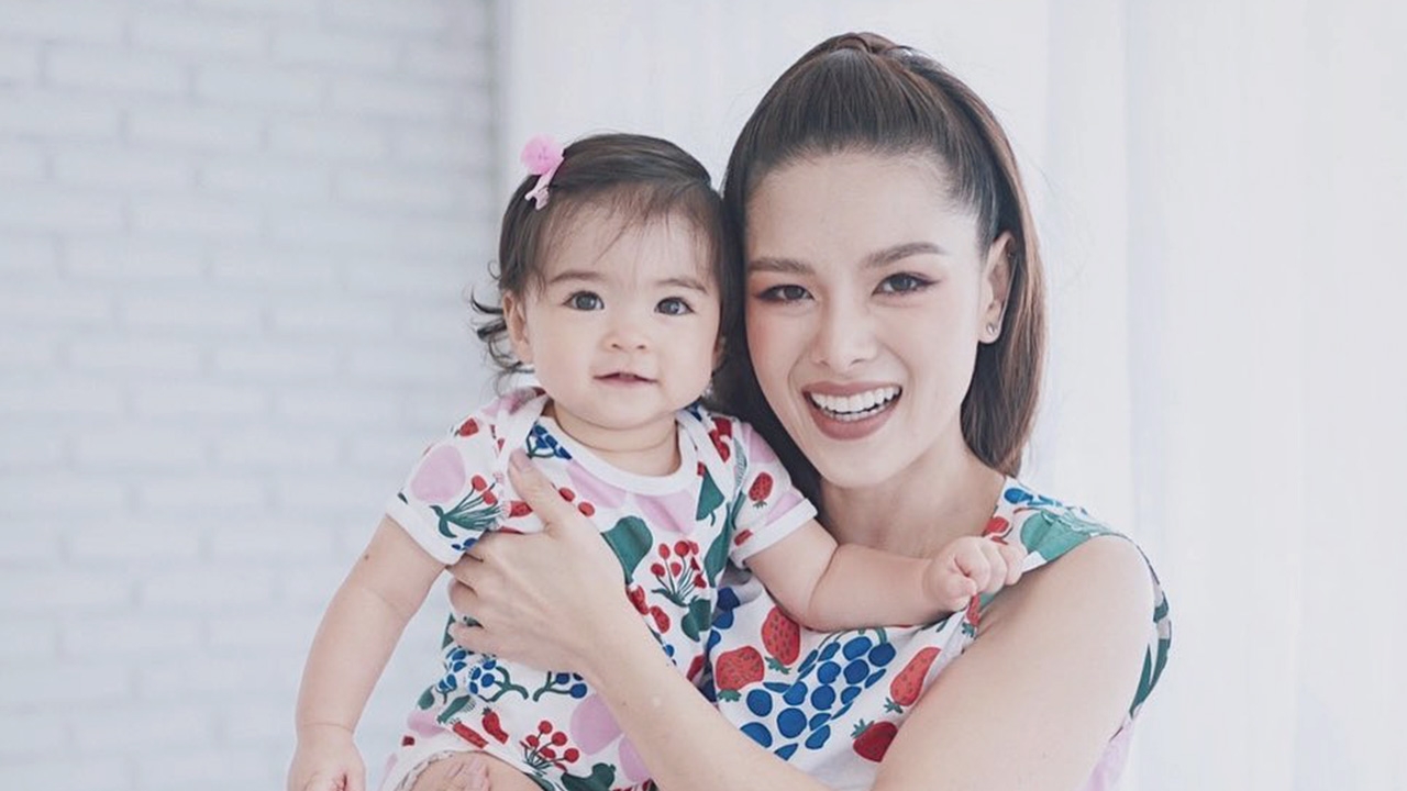 ชาวเน็ตว้าว สาวโพสต์ตอนท้องมองแต่หน้าน้องเดมี่ คลอดลูกมาคล้ายอย่างกับแฝด