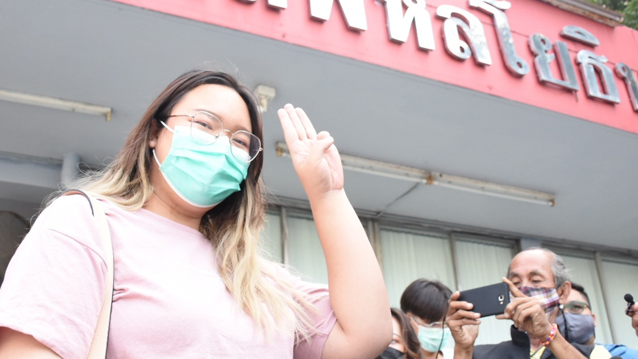 "รุ้ง ปนัสยา" รับทราบ ข้อหา ม.112 กรณีชุมนุมห้าแยกลาดพร้าว ไล่ลุงตู่