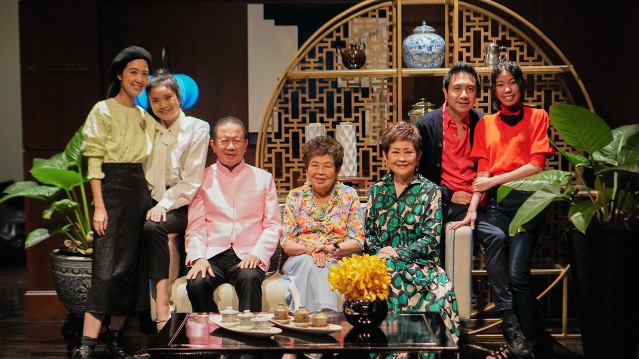 แฮปปี้นิวเยียร์ สนั่น–คุณหญิงณัฐิกา อังอุบลกุล จัดงานเลี้ยงครอบครัวฉลองต้อนรับปีใหม่ 2564 โดยมี จรรย์สมร วัธนเวคิน, ดร.การัณย์–ปิยะพร–นิธินันท์–ชไมพร อังอุบลกุล มาร่วมงานกันอย่างชื่นมื่น ที่ห้องอาหารจีนแมนโฮ โรงแรมเจดับบลิวแมริออท สุขุมวิทซอย 2 วันก่อน.