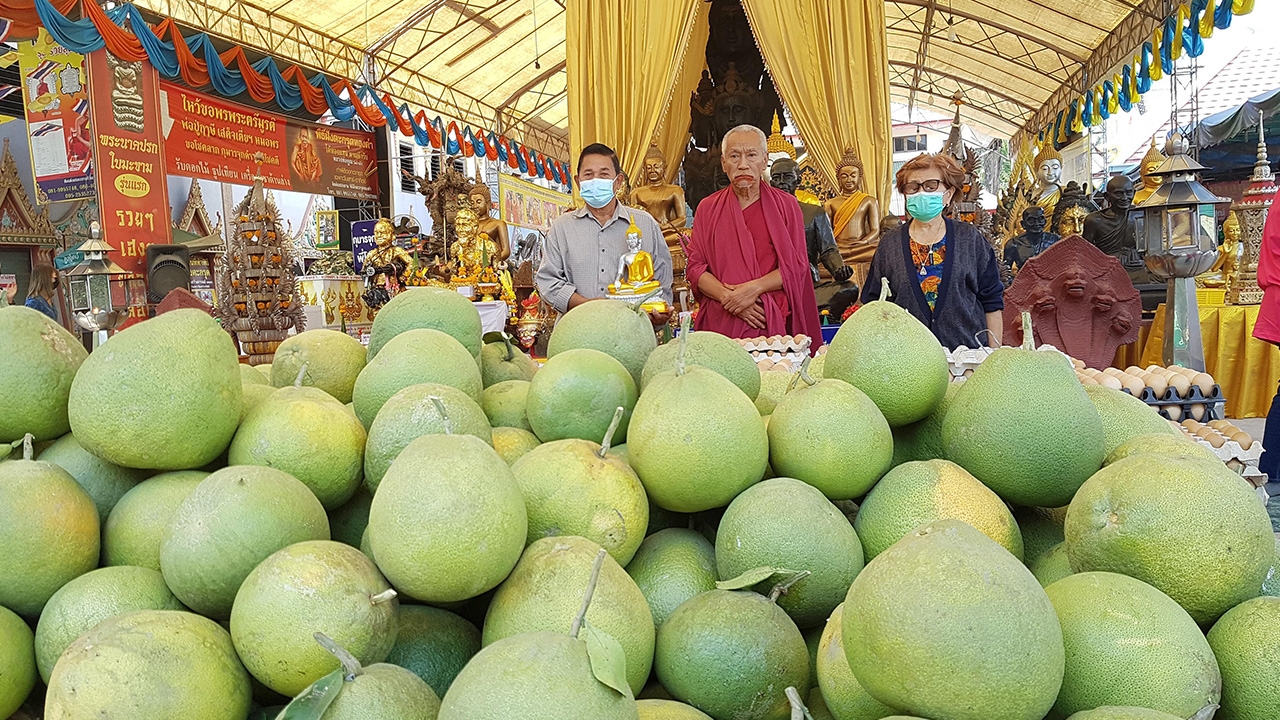 โควิดพ่นพิษ เจ้าของสวนนำส้มโอ 1,000 ลูก ถวายขอ "เลขเด็ด" พระเงินพระทอง