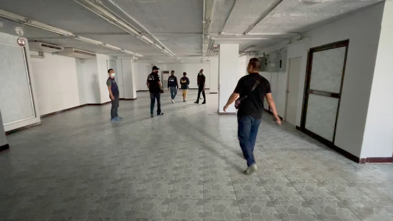 ตำรวจค้นคอนโดฯย่านปิ่นเกล้า ผิดหวังไม่พบบ่อนลอยฟ้า แค่ห้องจัดเลี้ยง