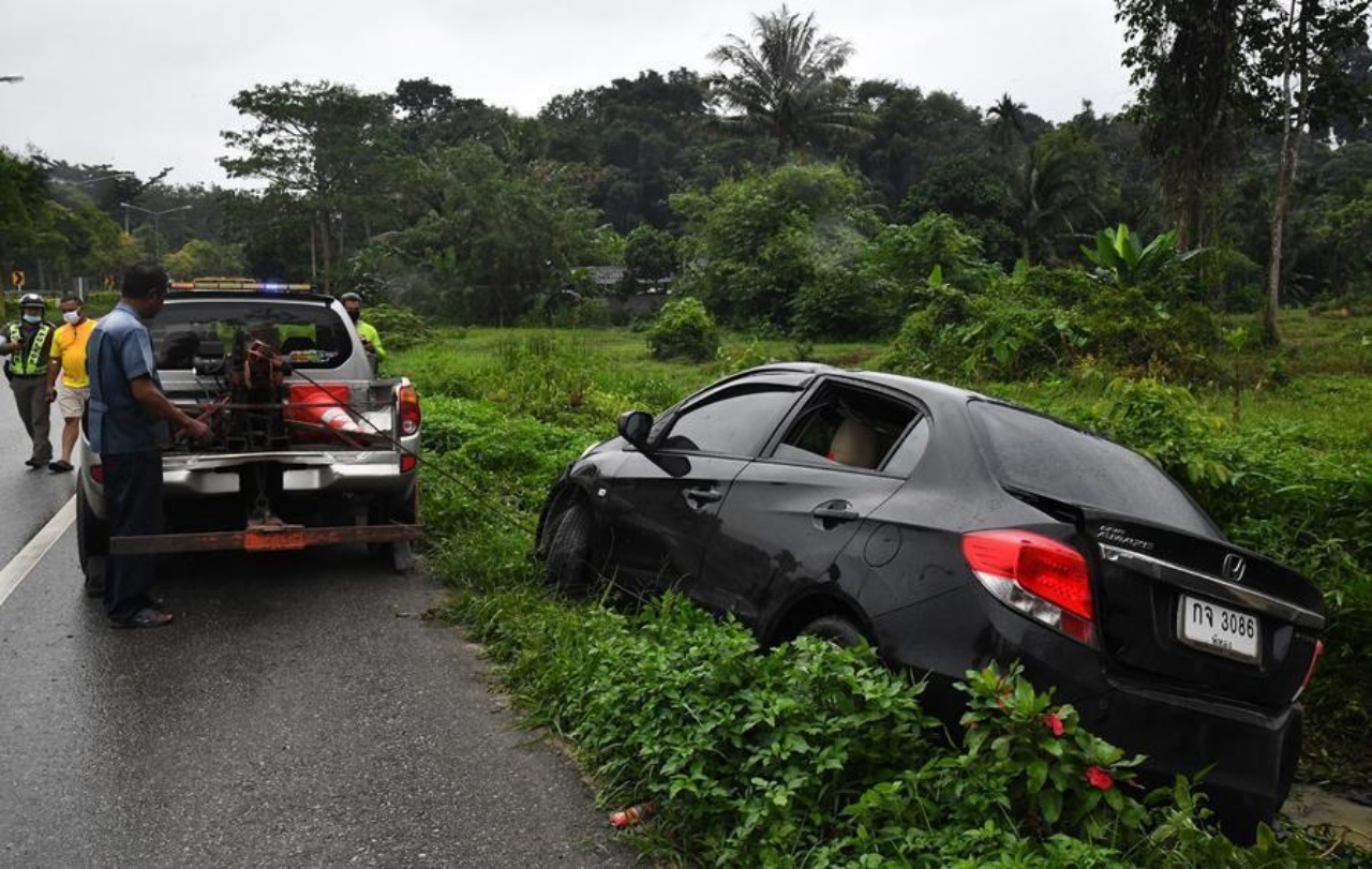 ข้าราชการสาว ขับเก๋งเสียหลัก พุ่งชนเพิงขายสินค้าของ "ยาว นาโยง" ตลกดัง