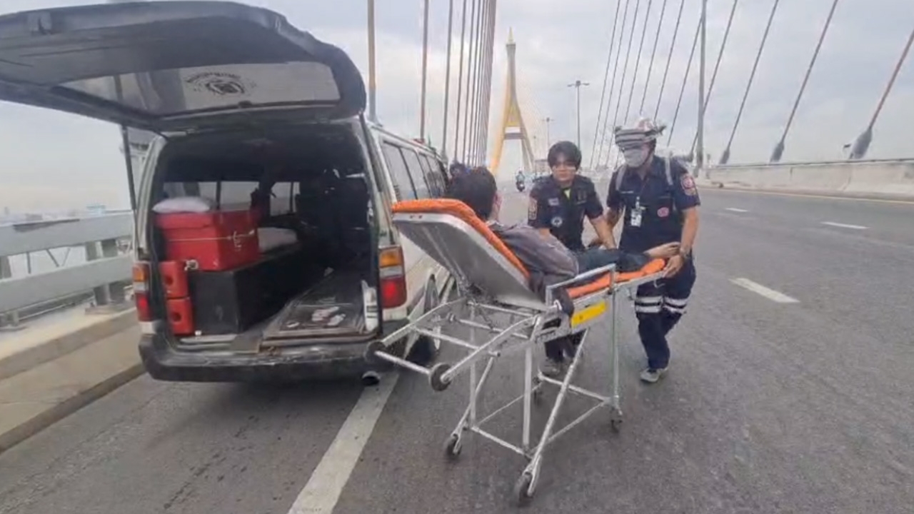 หนุ่มเครียดแฟนหาย ไลฟ์สดยืนบนสะพานภูมิพล โชคดีเทศกิจผ่านมาเจอ ช่วยทัน