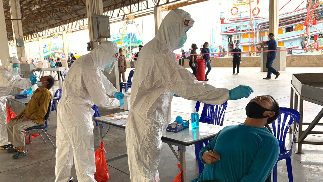 ทร. จัดชุดแพทย์ร่วม ศรชล. ตรวจคัดกรองเชิงรุกเรือประมงสมุทรสาคร