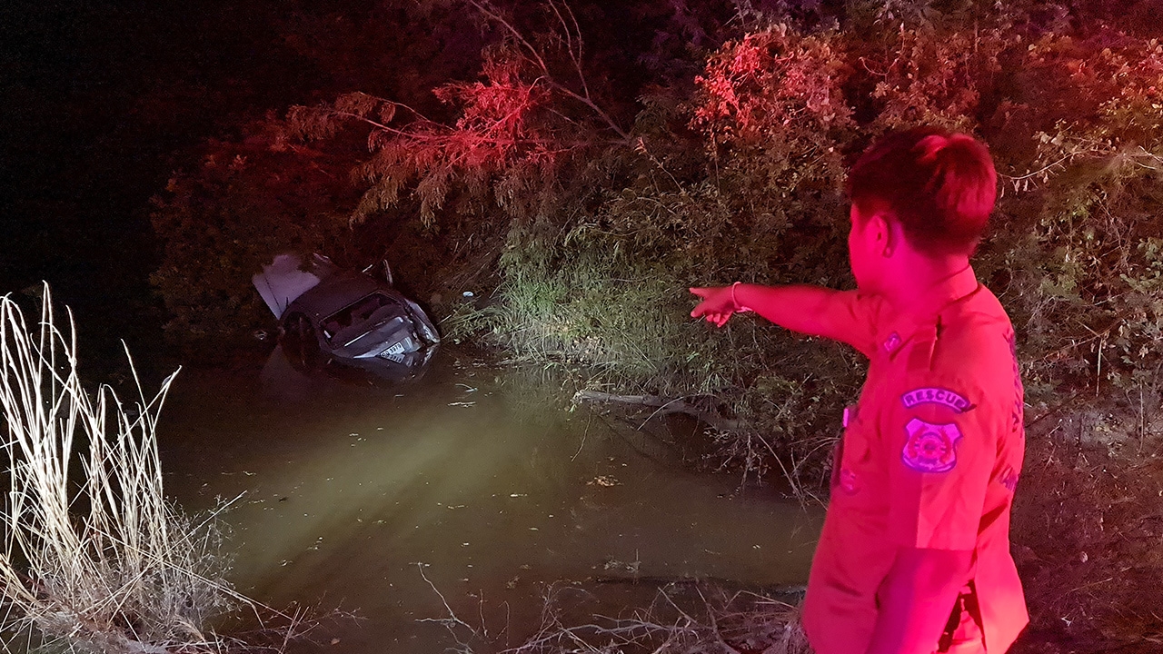 สยอง! หนุ่มซิ่งเก๋งเสียหลัก รถตกคูน้ำร่างกระเด็นฟาดพื้นขาขาดดับคาที่