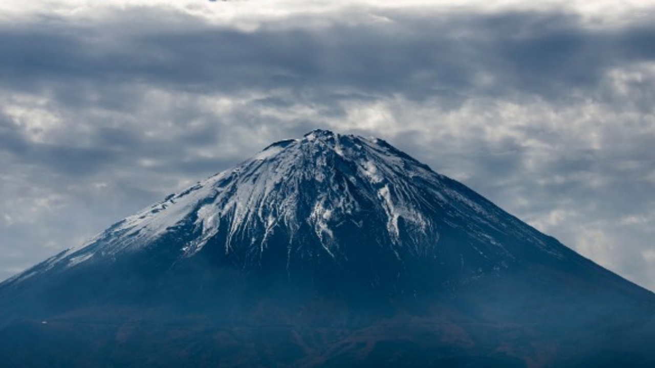ชาวญี่ปุ่นสุดงง ‘ภูเขาไฟฟูจิ’ ทำไมไม่มีหิมะ หวั่นอาจปะทุครั้งใหม่