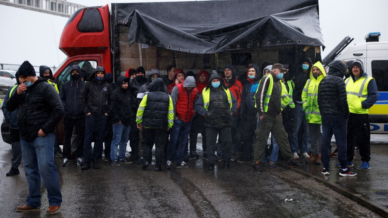 พรมแดนอังกฤษ-ฝรั่งเศสโกลาหล รถบรรทุกขนส่งตกค้างกลับไม่ได้