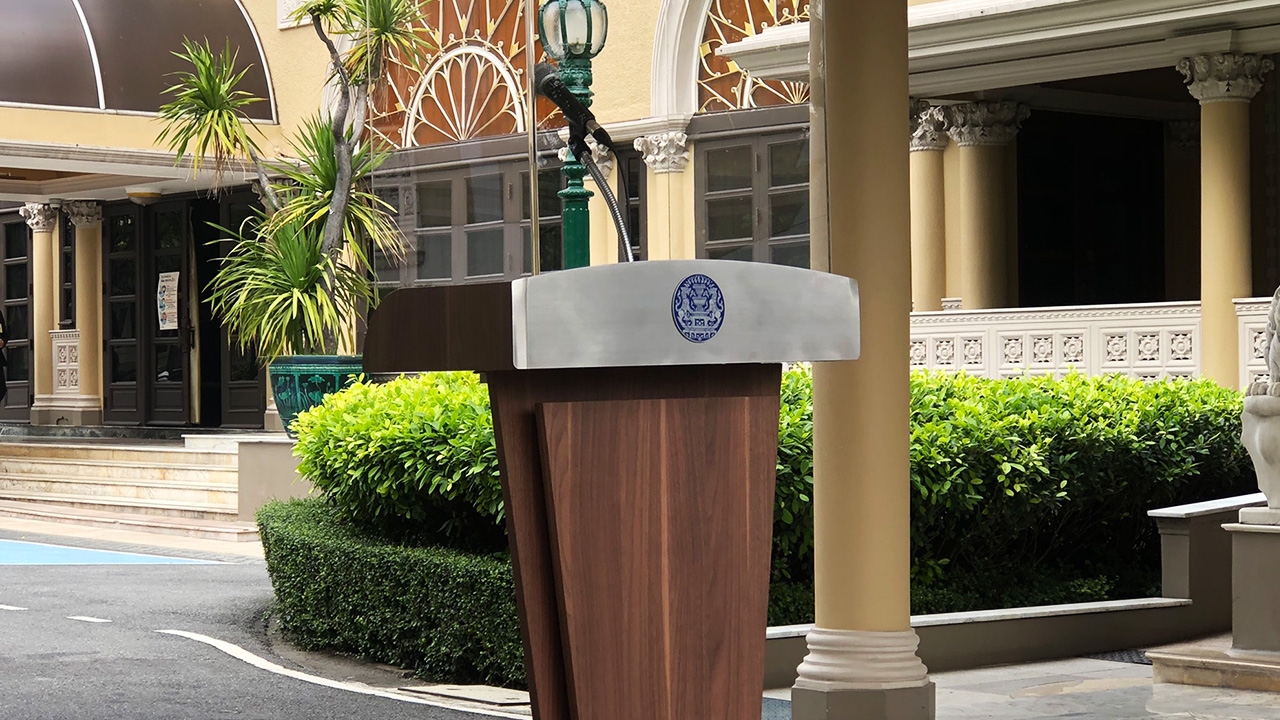 ทำเนียบฯ ยกระดับ ตั้งฉากกั้นอะคริลิกโพเดียม นายกฯ เข้มกันโควิด-19   