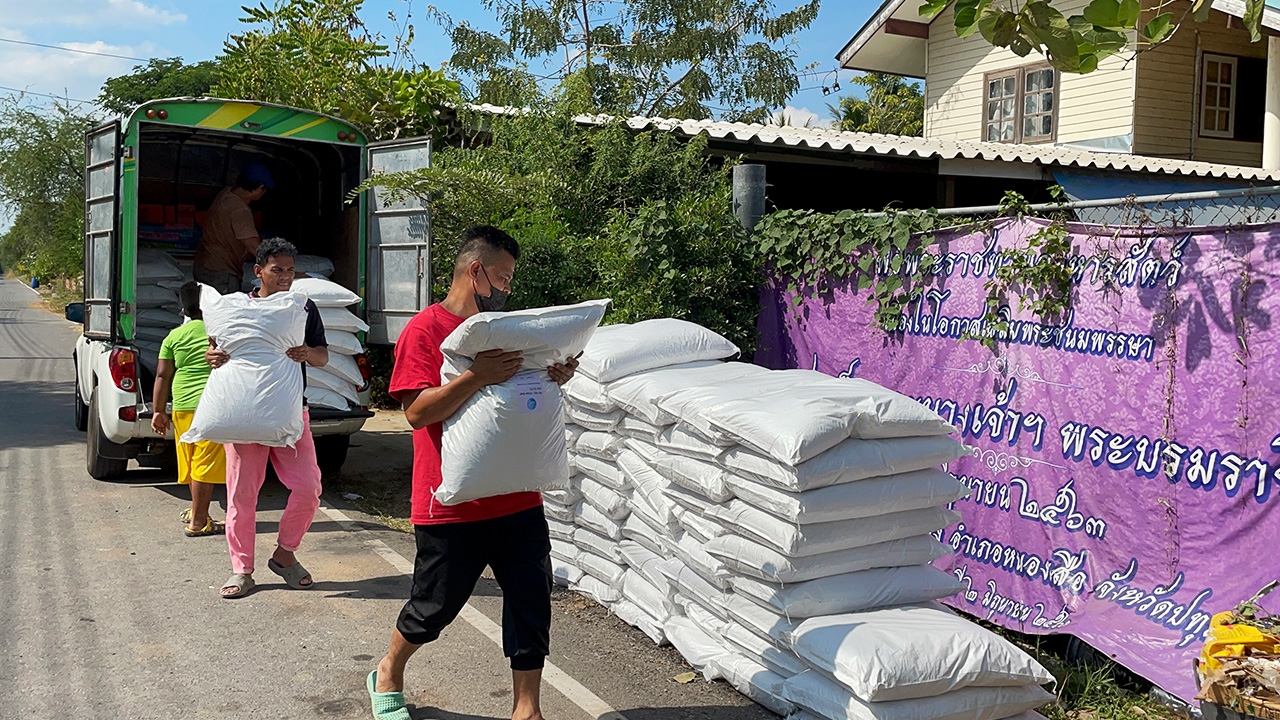 ในหลวง พระราชินี พระราชทานอาหารสุนัข 100 กระสอบช่วยเหลือแก่ตลกบ้าหมา 