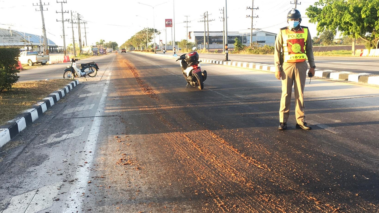 รถบรรทุกทำไขมันตกถนนยาวกว่า 15 กม. ทำ จยย.-กระบะตามหลังลื่นล้มตกข้างทาง