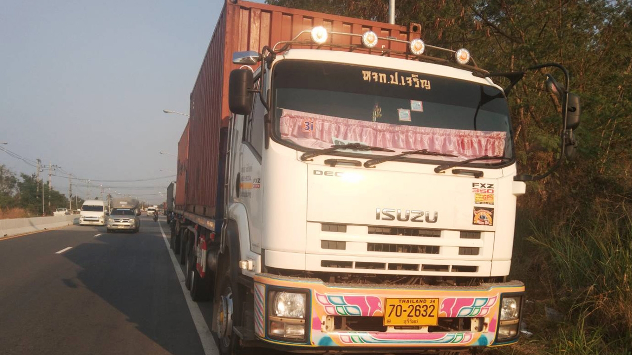 แม่ลูกคราวเคราะห์ขี่ จยย.ลื่นทรายข้างทาง มุดพ่วง 18 ล้อถูกทับหัวดับคู่