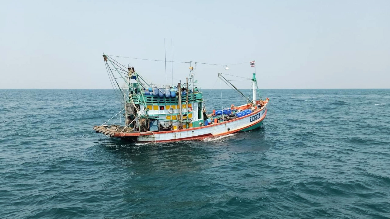 กรมเจ้าท่าเร่งช่วยลูกเรือประมง อับปางที่เพชรบุรี ยังสูญหาย 4 ราย