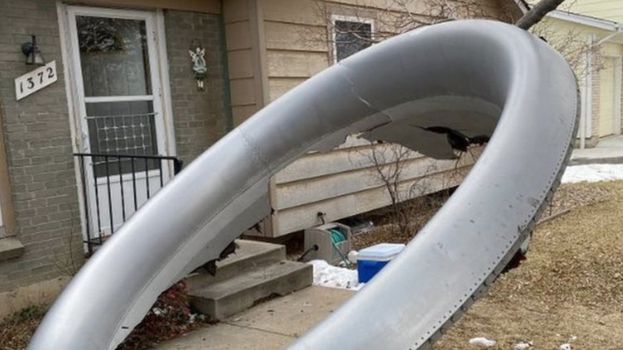 ระทึก โบอิ้ง 777 เครื่องยนต์ขัดข้อง เศษซากหล่นใส่บ้านคนในเดนเวอร์