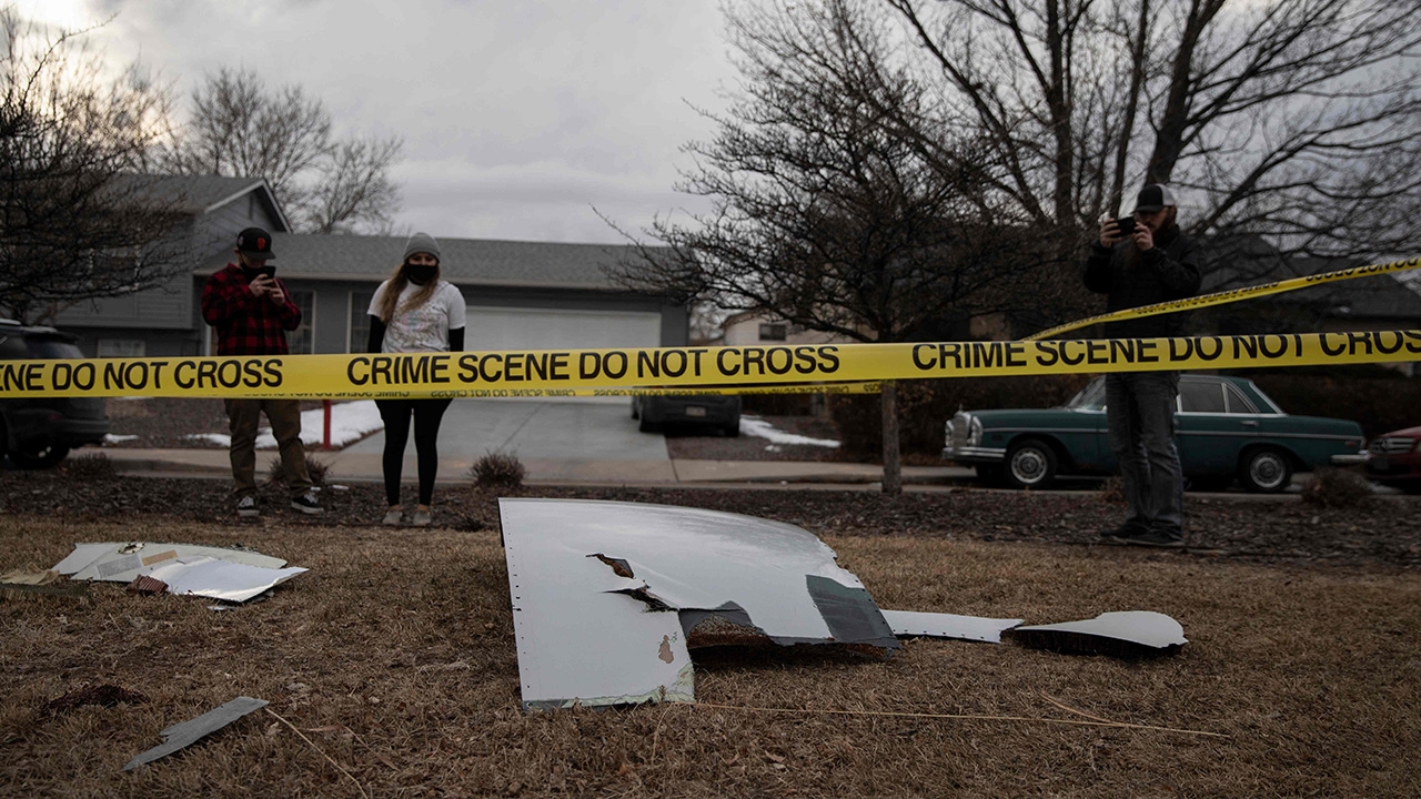 ระทึกขวัญ ชิ้นส่วนเครื่องบินของสายการบินยูไนเต็ด แอร์ไลน์ส เฉียดตกใส่บ้านคน