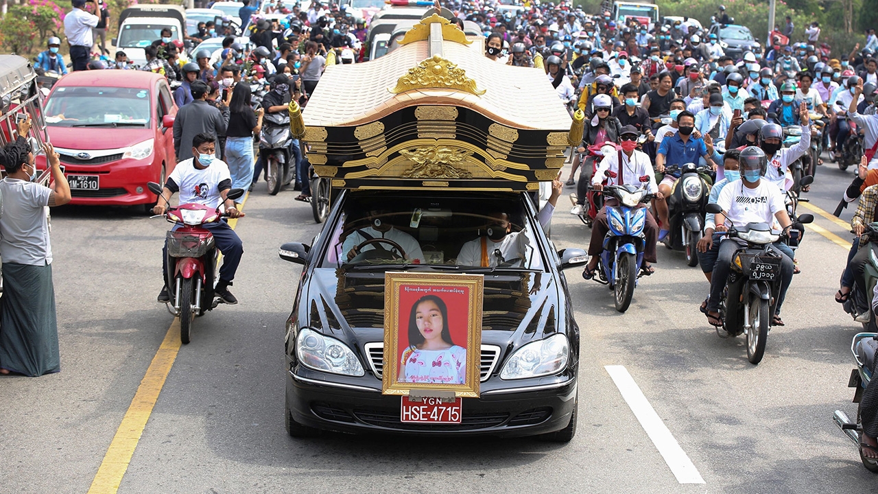 เมียนมาสุดอาลัย จัดขบวนแห่ศพ นศ.หญิงถูกตำรวจยิงเสียชีวิตตอนสลายชุมนุม