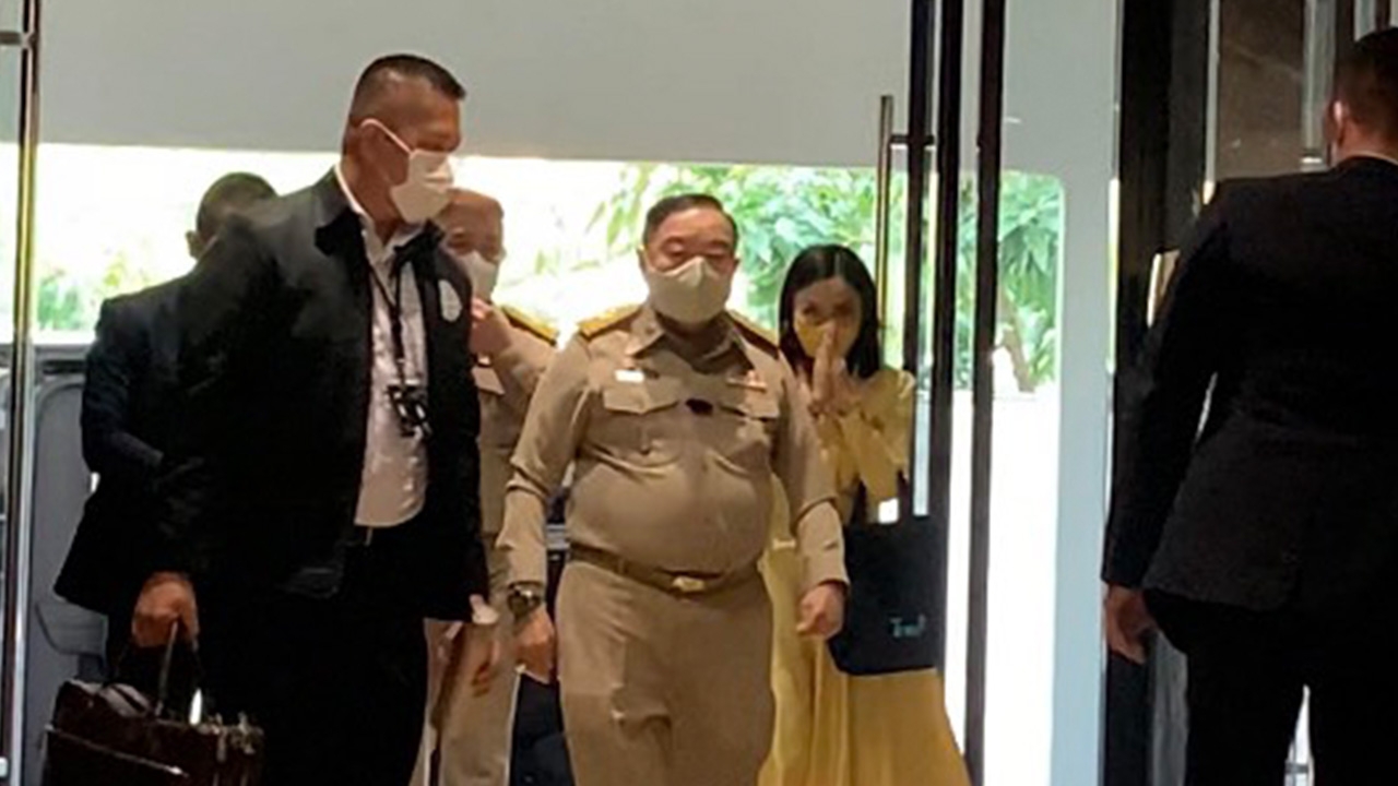 "บิ๊กป้อม" เข้า พปชร.ถก กก.บห.จ่อลงดาบโหวตสวน สมาชิกแหกมติพรรค 