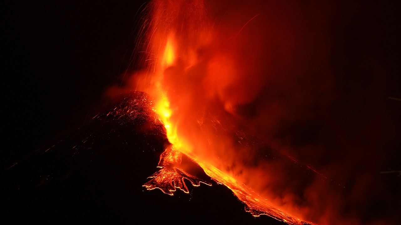 สะพรึง ภูเขาไฟเอตนา ทรงพลังที่สุดในยุโรป ปะทุครั้งใหม่พ่นลาวาแดงฉาน