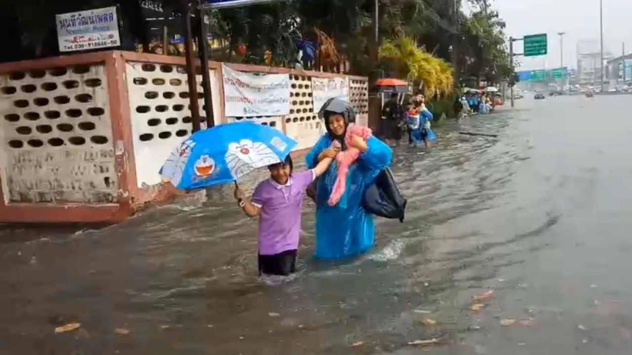 พัทยาโกลาหล ฝนถล่ม ทำน้ำท่วม-รถติดยาว ชั่วโมงเร่งด่วน