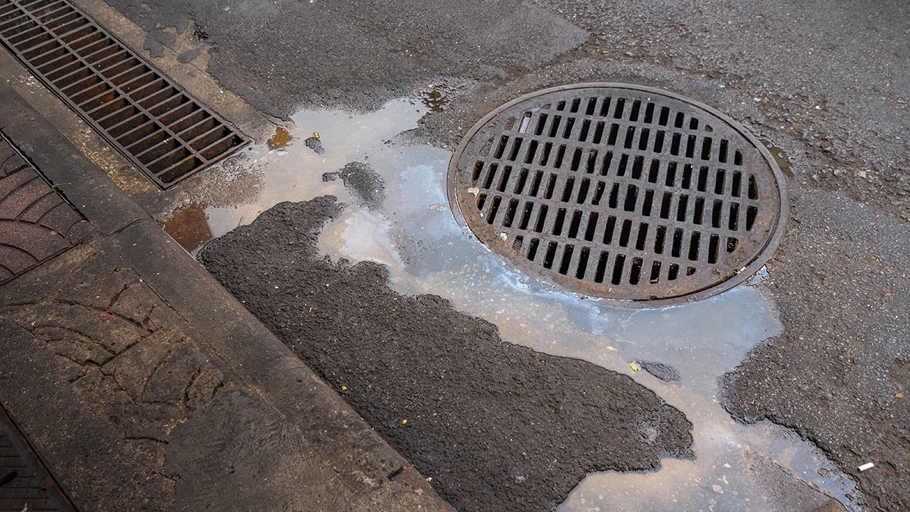 ฝาท่อระบายน้ำ ปิดไม่สนิท บน ถ.เอกชัย ซ.7 รถวิ่งเหยียบเกิดเสียงดังทั้งวันทั้งคืน