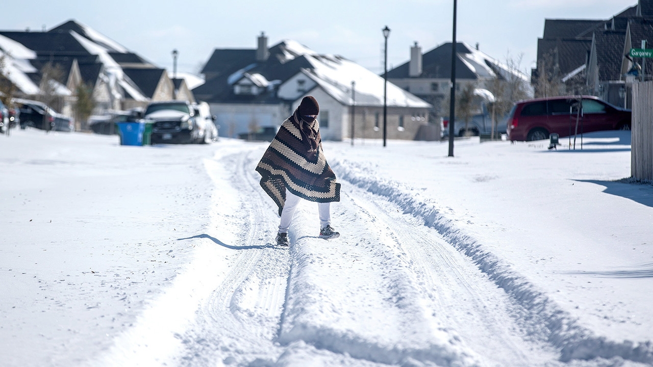 พายุฤดูหนาวกระหน่ำสหรัฐฯ ดับแล้ว 11 ศพ เทกซัสหนาวสุดรอบ 30 ปี
