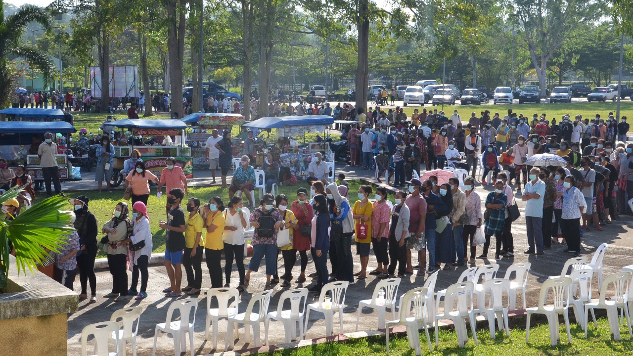 ประชาชนไม่มีสมาร์ทโฟน แห่ลงทะเบียน "เราชนะ" รอคิวแต่เช้ามืด บางจุดแถวยาวเป็นกิโล