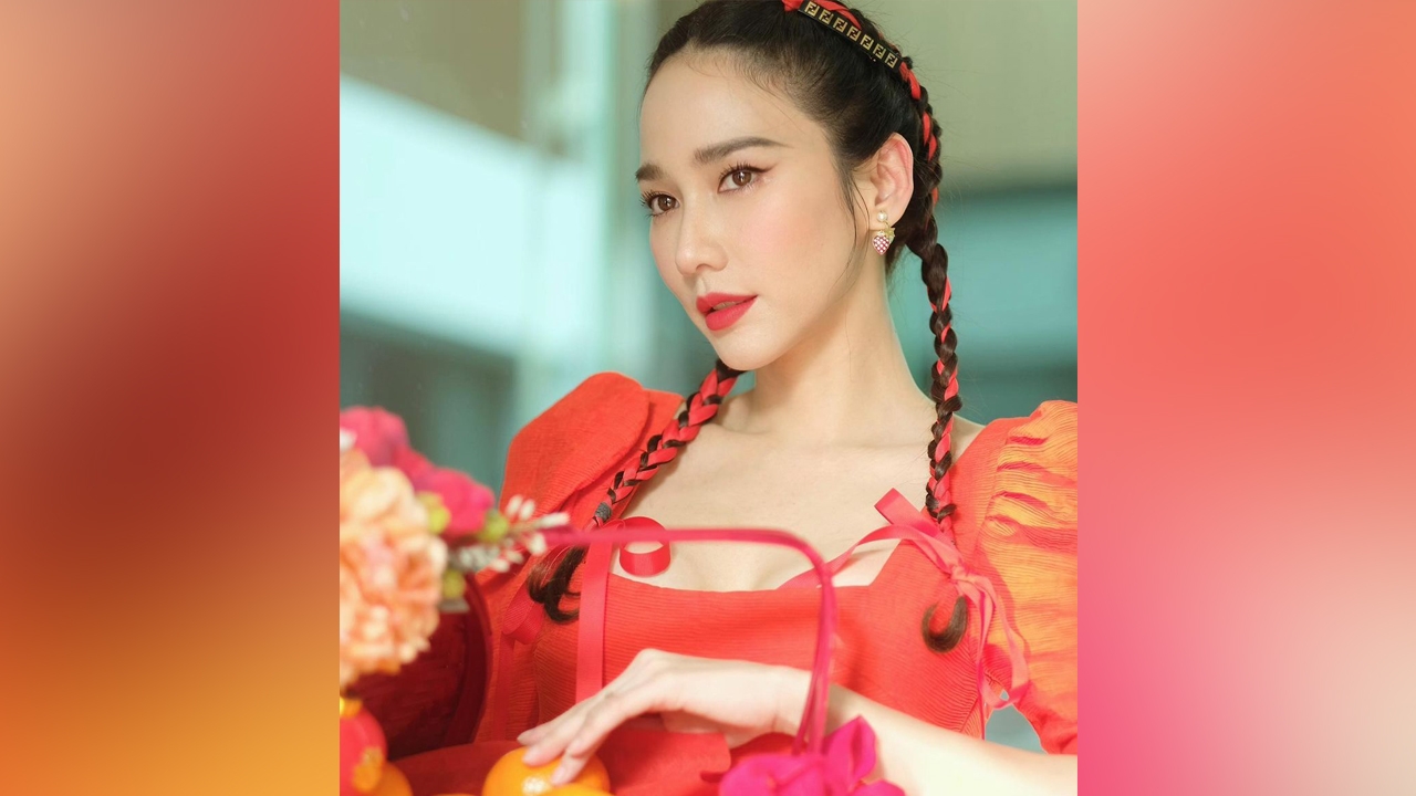 "อั้ม พัชราภา" แต่งชุดแดงตาม ไฮโซพก เข้าบ้านไหว้คุณพ่อคุณแม่วันตรุษจีน