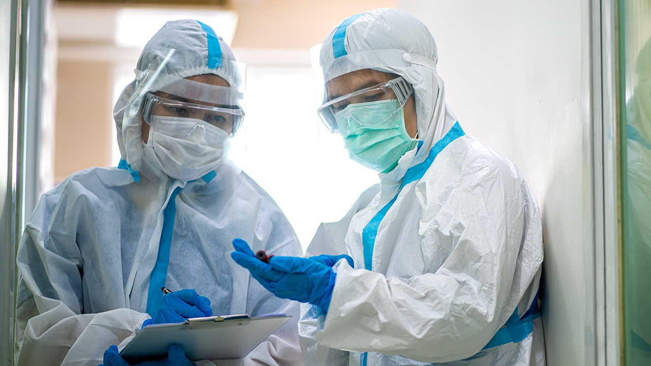 พ่อค้าพลอยรายแรก ติดโควิดสายแอฟริกาใต้ คลัสเตอร์ปทุมธานีว่อน แนวโน้มโลกป่วยลดลง