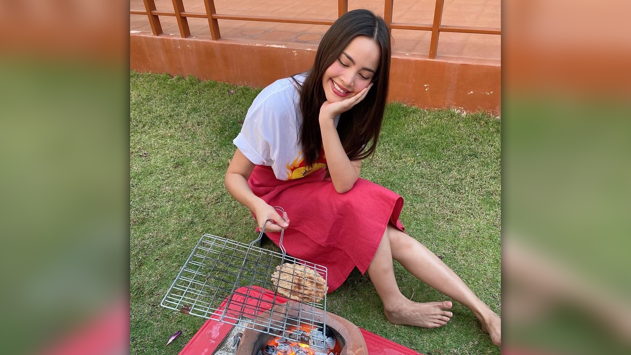 "ญาญ่า" โชว์โมเมนต์นั่งปิ้งข้าวเกรียบบนเตาถ่าน มีแววราคาข้าวเกรียบพุ่ง