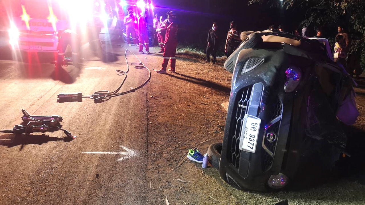 ซิ่งสยอง โจ๋ชายหญิงพิษณุโลก กลับจากกินดื่ม รถพลิกคว่ำดับ 3 เจ็บ 3