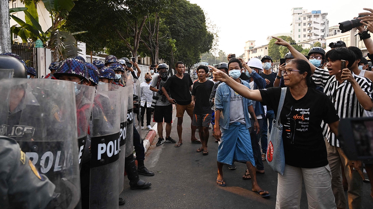 เมียนมาประท้วงต้านรัฐประหารต่อ กองทัพออกหมายจับดาราปลุกปั่นชุมนุม