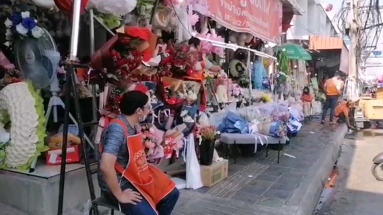 ร้านดอกไม้ที่ตลาดในเมืองโคราชเหงา วาเลนไทน์ชนวันหยุดไร้คน คนมาซื้อบางตา