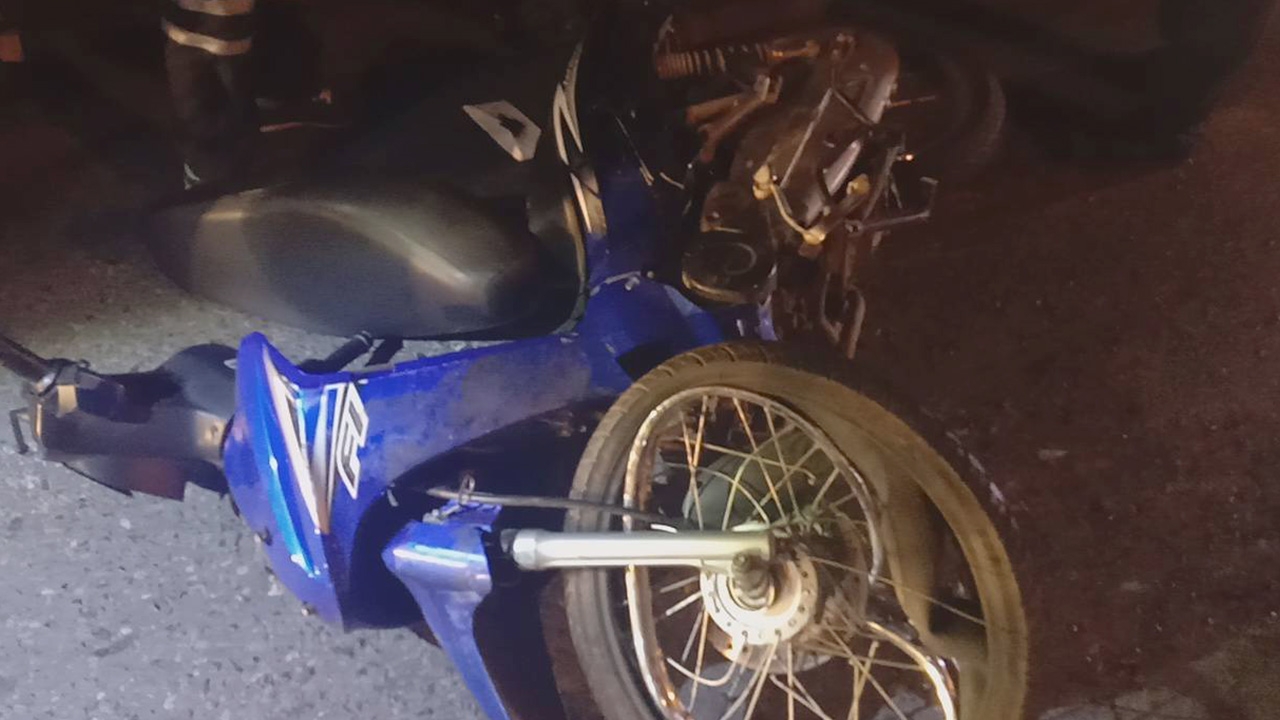 หนุ่มสกล ขี่จยย.ย้อนศรลงสะพานข้ามแยกท่าเรือแหลมฉบัง ชนกับกระบะดับคาที่