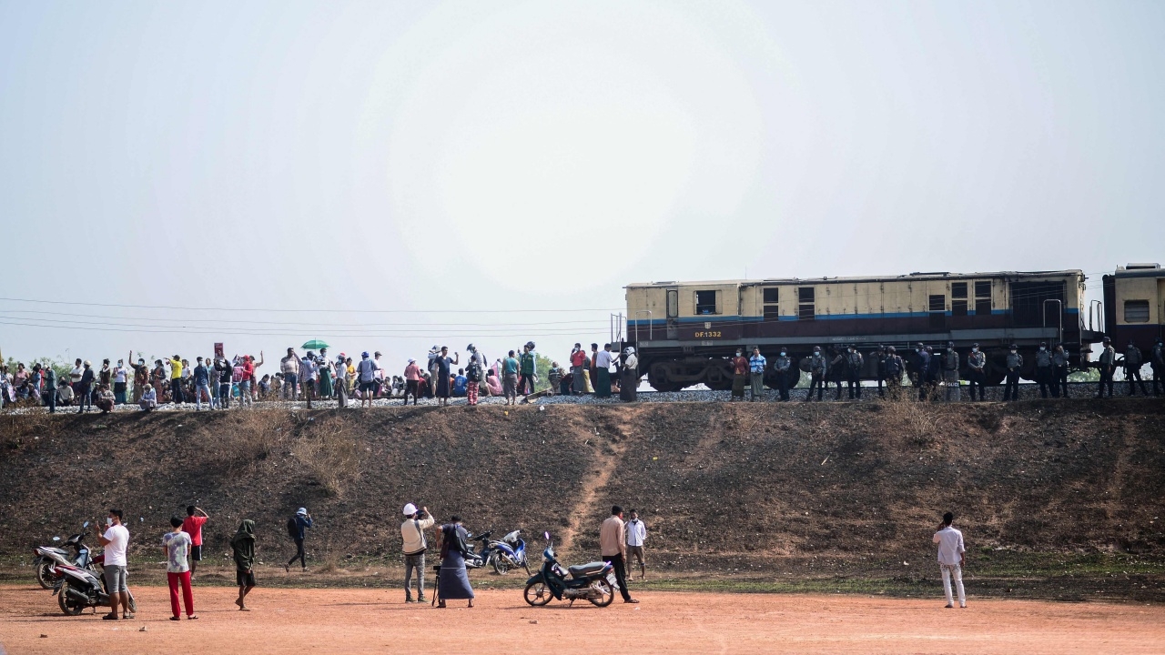 ผู้ชุมนุมเมียนมาขวางเส้นทางรถไฟ ไม่สนกองทัพรับปากจัดเลือกตั้งใหม่