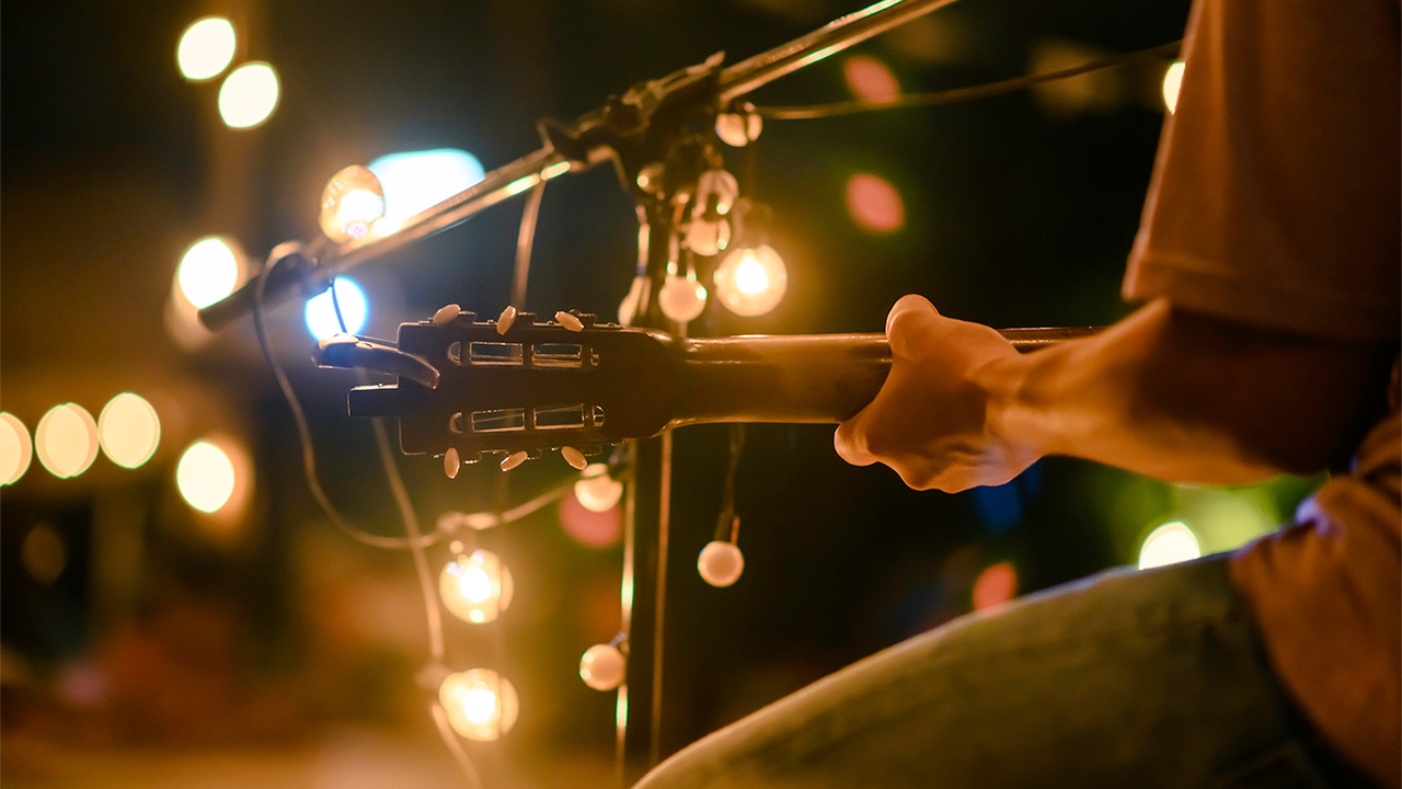 ร้านอาหารตรงข้าม รพ.รวมแพทย์ชัยนาท เล่นดนตรีสดเสียงดังทำเอาชาวบ้านหลับไม่ได้