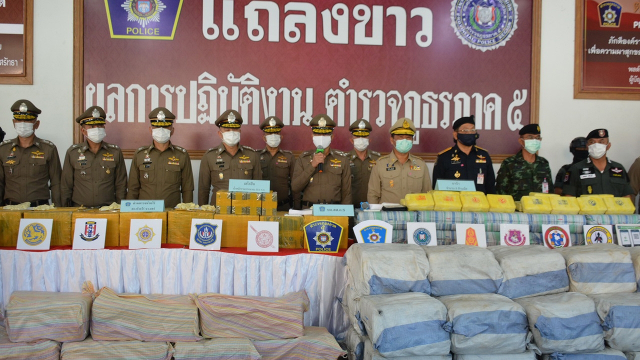 ภูธรภาค 5 สกัดแก๊งยา ขนเฮโรอีนกว่าครึ่งตัน ยาบ้า 8 ล้านเม็ด ในสิบล้อ 2 คัน