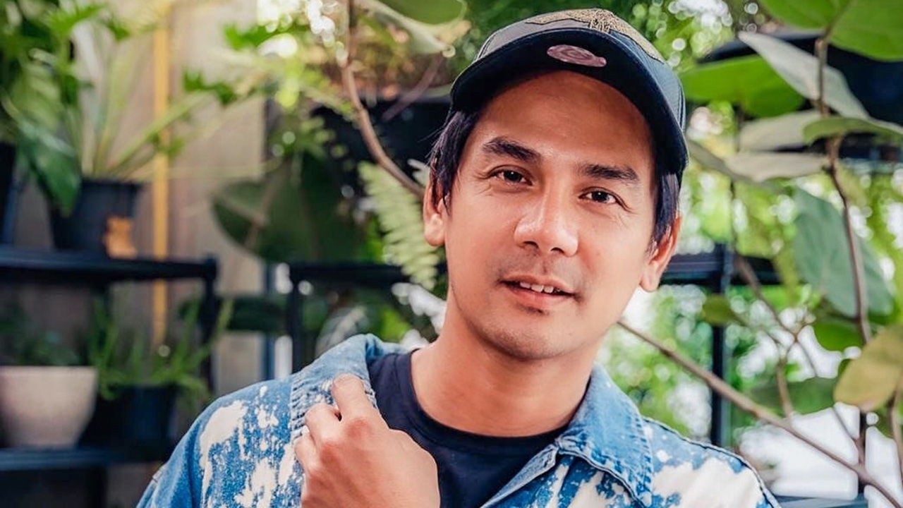 เฟิร์ส ไทธนา คัมแบ็กจับไมค์อีกครั้ง แต่งเอง ร้องเอง เพลง "ไม่ปล่อย ก็เจ็บ"