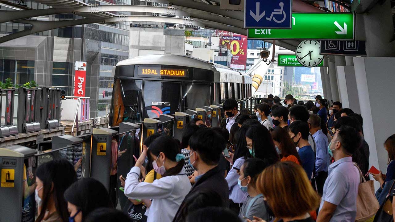 ลุ้นค่าตั๋วรถไฟฟ้าถูกลง 30% “ศักดิ์สยาม” คืนชีพตั๋วร่วม-พ.ร.บ.ขนส่งทางราง