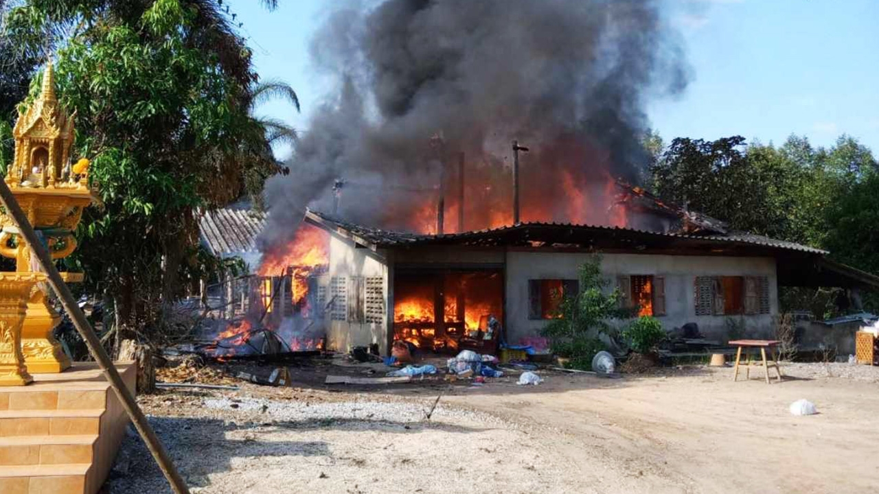 ตายายจุดเทียนไหว้เจ้า ไฟไหม้บ้านวอด สลด สุนัขตาบอด ถูกไฟคลอกตาย  