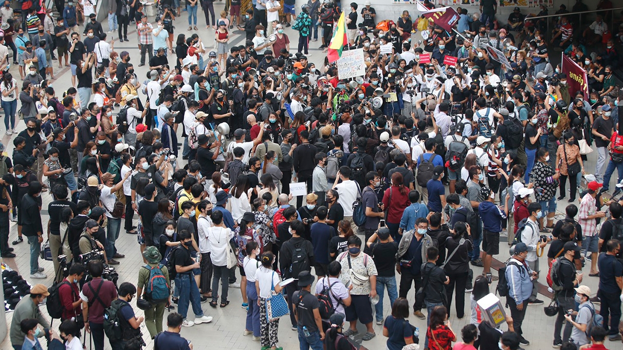 ม็อบ 10 กุมภา "คณะราษฎร" ปักหลักหน้า MBK นำ "กระทะ-หม้อ" เคาะใส่ จนท.
