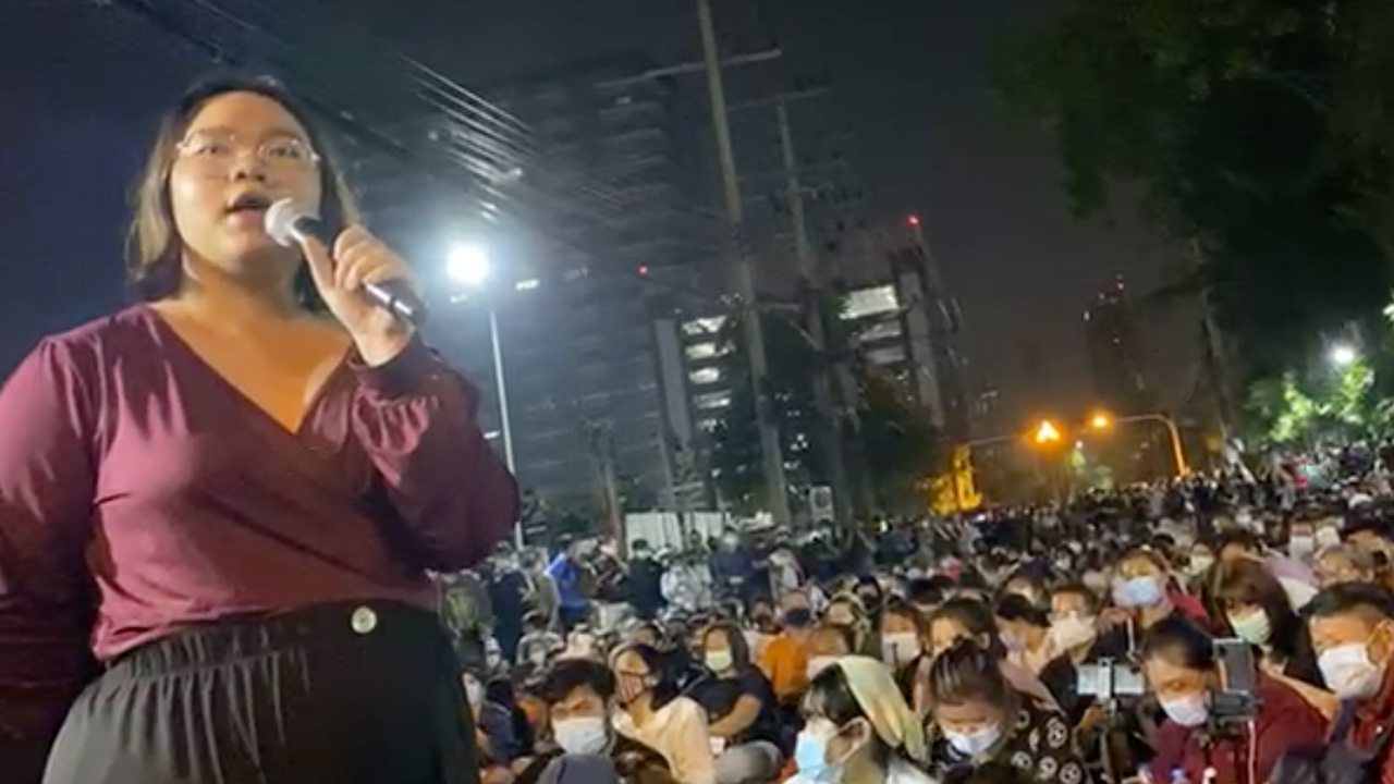 "รุ้ง" ปนัสยา ประกาศยุติชุมนุม หน้า สน.ปทุมวัน แย้มมีซักฟอกรบ.นอกสภา