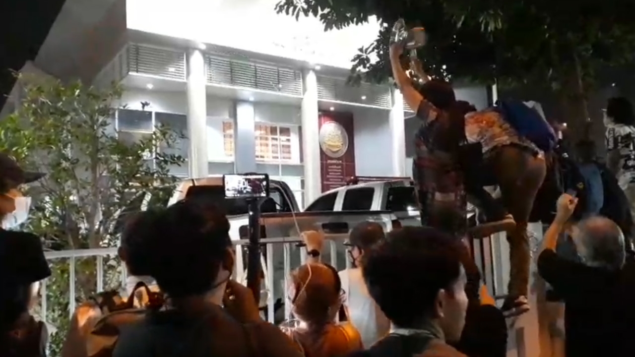 ม็อบราษฎร ขีดเส้นตำรวจ สน.ปทุมวัน ปล่อยตัวผู้ชุมนุม ก่อน 20.30 น. ขู่บุกโรงพัก