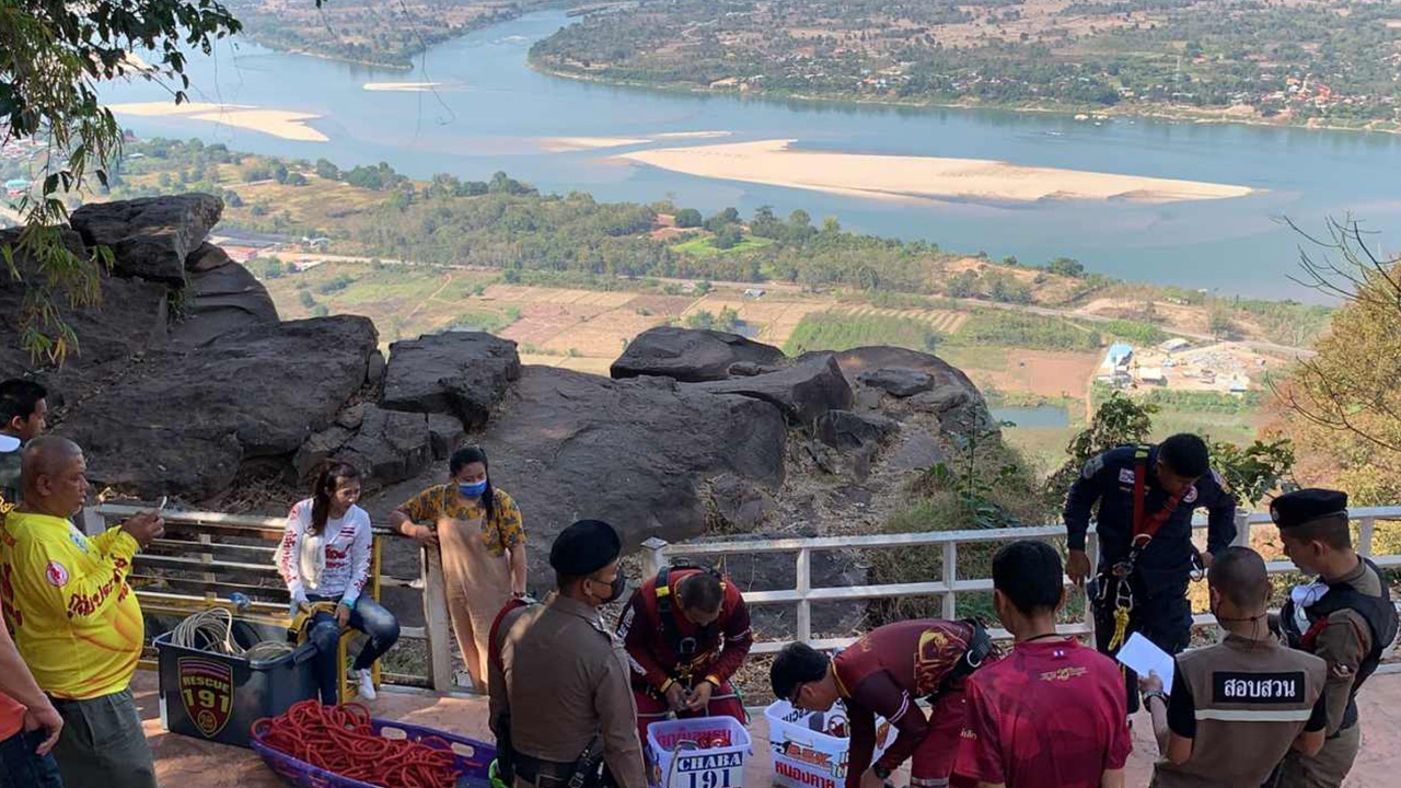 ช็อก นทท. ยืนถ่ายรูปข้างสกายวอล์ก วัดผาตากเสื้อ ลื่นตกเหวดับ 