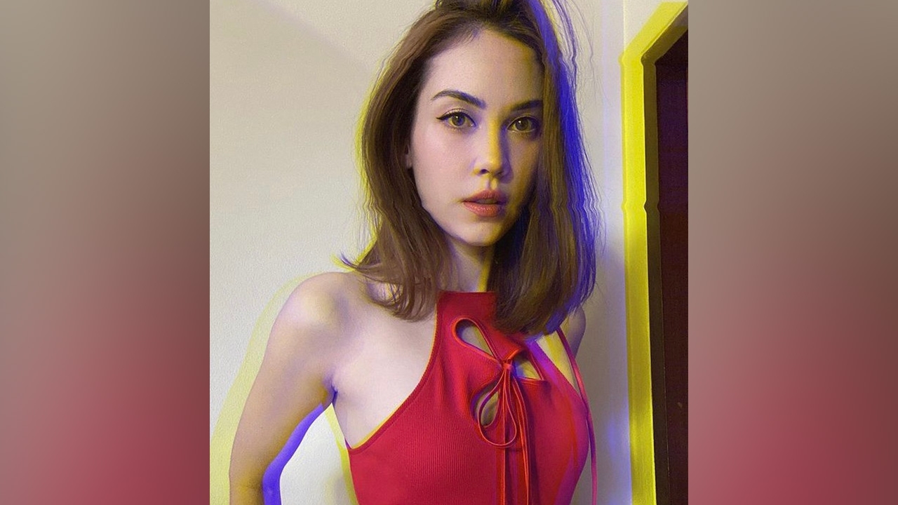 ชุดแดงๆ จะไว้ใจได้กา แมท ภีรนีย์ ในชุดสุดแซ่บเตรียมรับอั่งเปาตรุษจีน