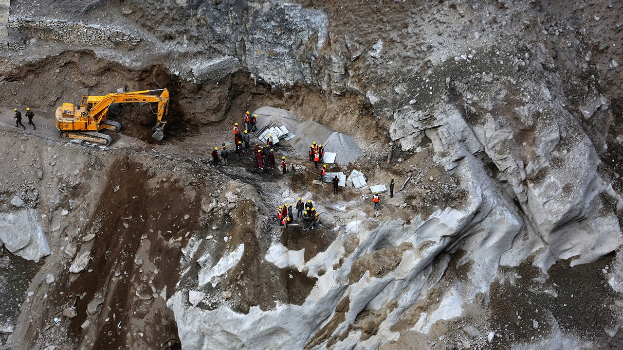 ยังไร้สัญญาณชีพเหยื่อสึนามิหิมาลัย เชื่อว่าติดอยู่ในอุโมงค์