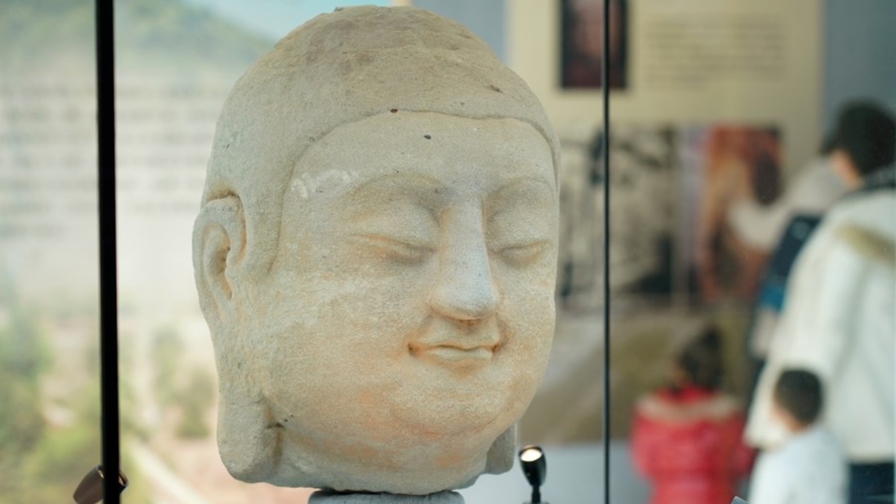 จีนปีติ ได้คืนเศียรพระพุทธรูป หลังถูกขโมยจากถ้ำหินแกะสลักเกือบศตวรรษ