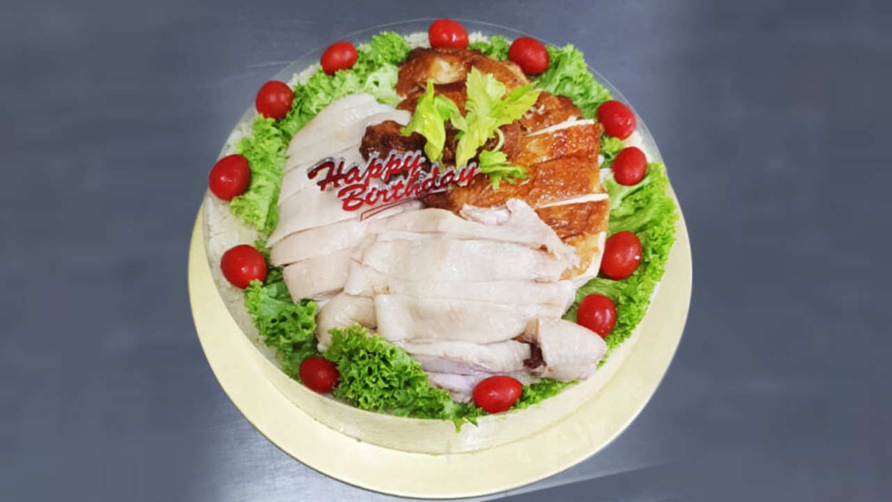 "เค้กข้าวมันไก่" ร้านที่สิงคโปร์ไอเดียบรรเจิดทำขายสู้โควิด-19  