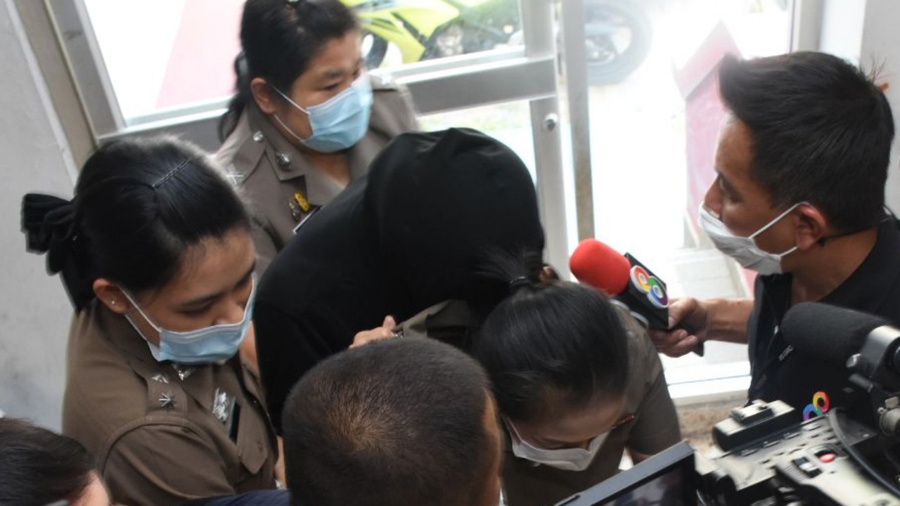 ตร.คุมสาวสนิทครูมวยสอบเพิ่ม เจ้าตัวเครียดหนัก ส่งตัวไปศาลฝากขังพรุ่งนี้