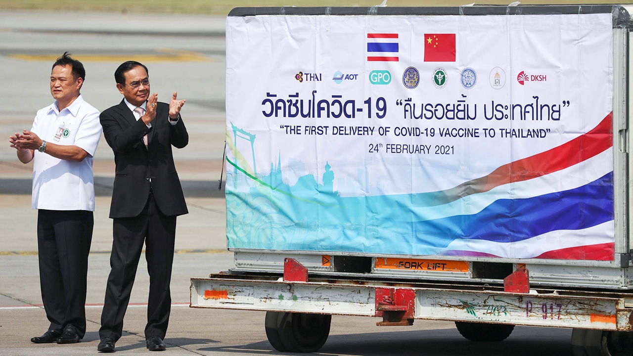 นายกฯ นำทีมถ่ายภาพประวัติศาสตร์รับวัคซีนโควิด-19 ลอตแรก ขอบคุณทุกภาคส่วน