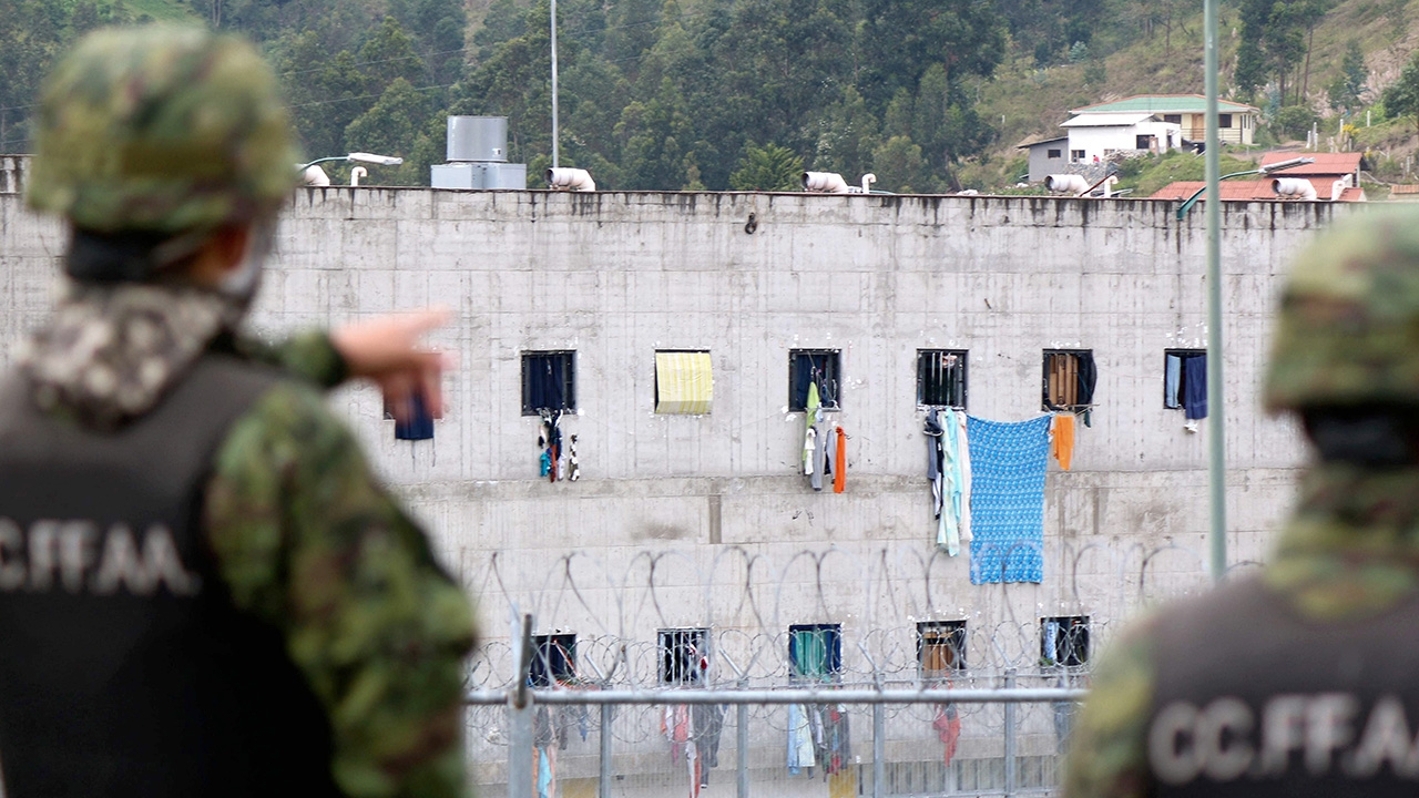 นักโทษเอกวาดอร์ 4 เรือนจำปะทะเดือด ชิงตำแหน่งหัวหน้าแก๊ง ดับอื้อ 79 ศพ